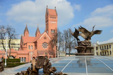 MINSK, BELARUS - 15 Nisan 2019: St. Simeon ve St. Helena Kilisesi (Kızıl Kilise) - Bağımsızlık Meydanı 'ndaki en ünlü Katolik kilisesi