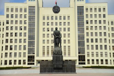 MINSK, BELARUS - 15 Nisan 2019: Belarus Cumhuriyeti Devlet Binası yakınlarındaki Lenin Anıtı. Independence Meydanı, Minsk, Belarus.