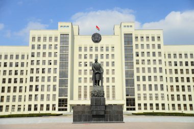 MINSK, BELARUS - 15 Nisan 2019: Belarus Cumhuriyeti Devlet Binası yakınlarındaki Lenin Anıtı. Independence Meydanı, Minsk, Belarus.