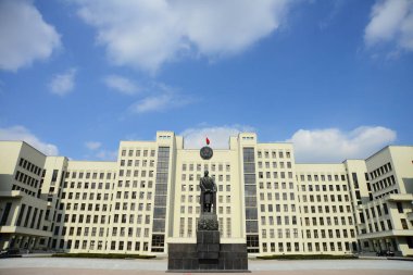 MINSK, BELARUS - 15 Nisan 2019: Belarus Cumhuriyeti Devlet Binası yakınlarındaki Lenin Anıtı. Independence Meydanı, Minsk, Belarus.