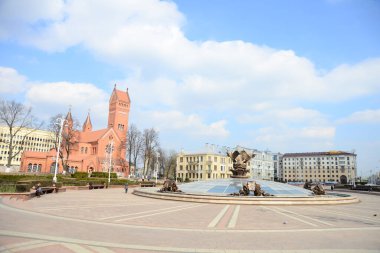 MINSK, BELARUS - 15 Nisan 2019: St. Simeon ve St. Helena Kilisesi (Kızıl Kilise) - Bağımsızlık Meydanı 'ndaki en ünlü Katolik kilisesi