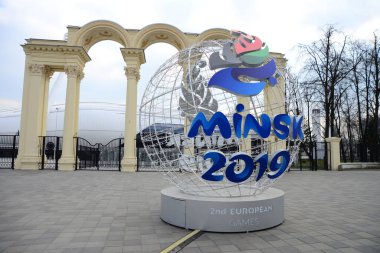 MINSK, BELARUS - 15 Nisan 2019: Günbatımında Minsk 'te yapılacak ikinci Avrupa Oyunları için hazırlanan DINAMO stadyumunun yeni binası. Stadyumun yakınındaki yeni özel ışıklandırma ekipmanı. 