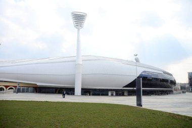 MINSK, BELARUS - 15 Nisan 2019: Günbatımında Minsk 'te yapılacak ikinci Avrupa Oyunları için hazırlanan DINAMO stadyumunun yeni binası. Stadyumun yakınındaki yeni özel ışıklandırma ekipmanı. 