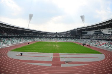 MINSK, BELARUS - 15 Nisan 2019: Günbatımında Minsk 'te yapılacak ikinci Avrupa Oyunları için hazırlanan DINAMO stadyumunun yeni binası. Stadyumun yakınındaki yeni özel ışıklandırma ekipmanı. 
