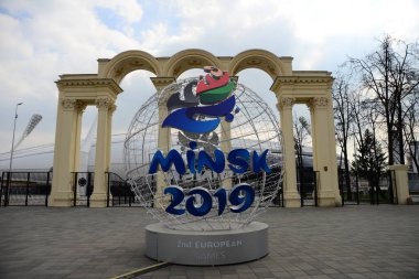MINSK, BELARUS - 15 Nisan 2019: Günbatımında Minsk 'te yapılacak ikinci Avrupa Oyunları için hazırlanan DINAMO stadyumunun yeni binası. Stadyumun yakınındaki yeni özel ışıklandırma ekipmanı. 