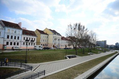 MINSK, BELARUS - 15 Nisan 2019: Traetskae Pradmestse (Trinity Banliyösü) - Svisloch nehri ile Minsk 'in tarihi merkezi