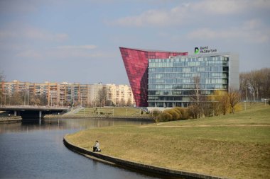 MINSK, BELARUS - 15 Nisan 2019: Svislach Nehri yakınlarındaki Belarus Cumhuriyeti Mimari Cam Kalkınma Bankası