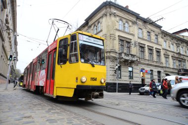 LVIV, UKRAINE - 17 Nisan 2019 Lviv tramvayı Lviv, Ukrayna 'da bir elektrikli tramvay. Batı Ukrayna 'daki tek tramvay sistemidir ve Ukrayna' nın en büyük tramvay sistemi arasındadır.