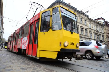LVIV, UKRAINE - 17 Nisan 2019 Lviv tramvayı Lviv, Ukrayna 'da bir elektrikli tramvay. Batı Ukrayna 'daki tek tramvay sistemidir ve Ukrayna' nın en büyük tramvay sistemi arasındadır.