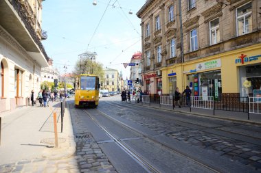 LVIV, UKRAINE - 17 Nisan 2019 Lviv tramvayı Lviv, Ukrayna 'da bir elektrikli tramvay. Batı Ukrayna 'daki tek tramvay sistemidir ve Ukrayna' nın en büyük tramvay sistemi arasındadır.