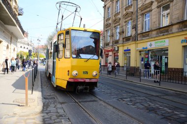 LVIV, UKRAINE - 17 Nisan 2019 Lviv tramvayı Lviv, Ukrayna 'da bir elektrikli tramvay. Batı Ukrayna 'daki tek tramvay sistemidir ve Ukrayna' nın en büyük tramvay sistemi arasındadır.