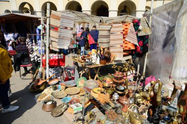 LVIV, UKRAINE - 17 Nisan 2019: Ukrayna 'nın Lviv kentindeki eski bit ve hediye sokak pazarı. Lviv şehrinin turistik yerleri. Antika veya hediye satışı