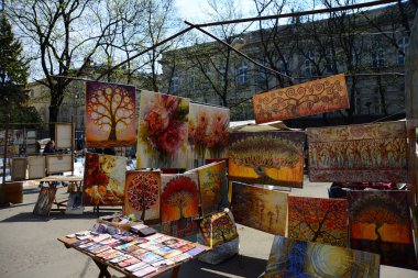 LVIV, UKRAINE - 17 Nisan 2019: Ukrayna 'nın Lviv kentindeki eski bit ve hediye sokak pazarı. Lviv şehrinin turistik yerleri. Antika veya hediye satışı