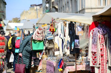LVIV, UKRAINE - 17 Nisan 2019: Ukrayna 'nın Lviv kentindeki eski bit ve hediye sokak pazarı. Lviv şehrinin turistik yerleri. Antika veya hediye satışı