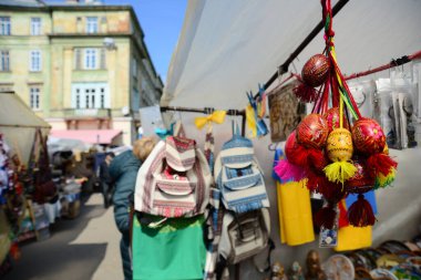 LVIV, UKRAINE - 17 Nisan 2019: Ukrayna 'nın Lviv kentindeki eski bit ve hediye sokak pazarı. Lviv şehrinin turistik yerleri. Antika veya hediye satışı
