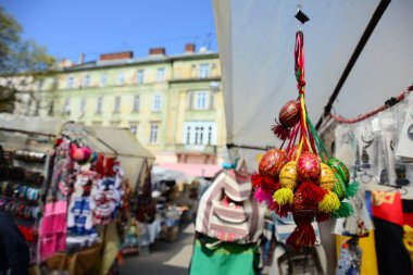 LVIV, UKRAINE - 17 Nisan 2019: Ukrayna 'nın Lviv kentindeki eski bit ve hediye sokak pazarı. Lviv şehrinin turistik yerleri. Antika veya hediye satışı