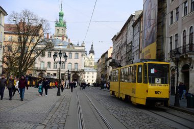 LVIV, UKRAINE - 17 Nisan 2019: Lviv 'deki Rynok Meydanı' nda tramvay