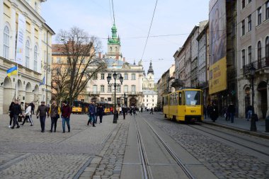 LVIV, UKRAINE - 17 Nisan 2019: Lviv 'deki Rynok Meydanı' nda tramvay