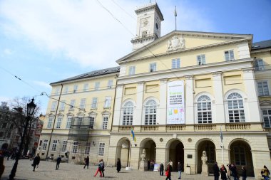 LVIV, UKRAINE - 17 Nisan 2019: 1830 - 1845 yılları arasında inşa edilen Lviv Belediye Binası 'nın 65 metre yüksekliğindeki kulesi Pazar Meydanı' nda (Rynok Meydanı) bulunmaktadır. Lviv 'deki Rynok Meydanı - şehir merkezi meydanı