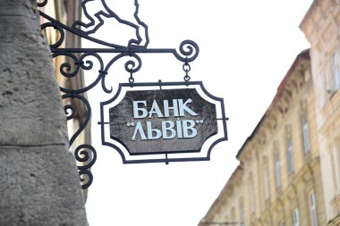 LVIV, UKRAINE - 17 Nisan 2019: Şehir merkezindeki duvarda Ukrayna Bankası lviv levhaları olan eski bina cephesi (Rynok Meydanı)