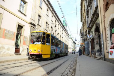 LVIV, UKRAINE - 17 Nisan 2019 Lviv tramvayı Lviv, Ukrayna 'da bir elektrikli tramvay. Batı Ukrayna 'daki tek tramvay sistemidir ve Ukrayna' nın en büyük tramvay sistemi arasındadır.