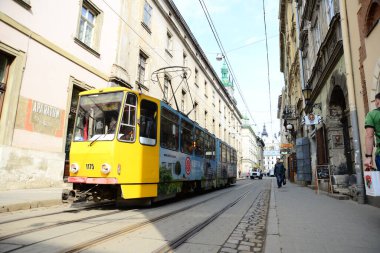LVIV, UKRAINE - 17 Nisan 2019 Lviv tramvayı Lviv, Ukrayna 'da bir elektrikli tramvay. Batı Ukrayna 'daki tek tramvay sistemidir ve Ukrayna' nın en büyük tramvay sistemi arasındadır.
