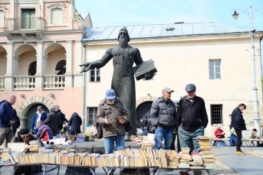 LVIV, UKRAINE - 17 Nisan 2019: Lviv Ukrayna 'daki anıt kitabı yazıcısı Ivan Fyodorov' da ikinci el kitap pazarı. Ivan Fyodorov 1574 yılında Lviv Ukrayna 'nın ilk kitabı Havari' de yayınlandı.