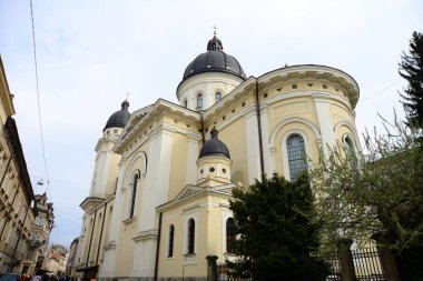 LVIV, UKRAINE - 17 Nisan 2019: Dominik Katedrali, Varsayım Kilisesi ve Ukrayna 'nın tarihi merkezi güneşli bir günde