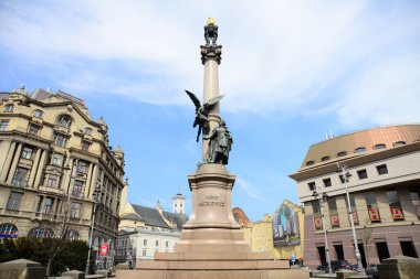 LVIV, UKRAINE - 17 Nisan 2019: Lviv, Ukrayna 'daki Adam Mickiewicz Anıtı. Lviv, Ukrayna 'nın batısında, Galiçya' nın tarihi bölgesinin başkenti. Şehir merkezi UNESCO Dünya Mirasları Listesi 'nde yer alıyor