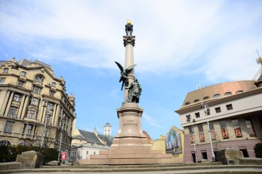 LVIV, UKRAINE - 17 Nisan 2019: Lviv, Ukrayna 'daki Adam Mickiewicz Anıtı. Lviv, Ukrayna 'nın batısında, Galiçya' nın tarihi bölgesinin başkenti. Şehir merkezi UNESCO Dünya Mirasları Listesi 'nde yer alıyor
