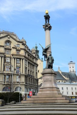 LVIV, UKRAINE - 17 Nisan 2019: Lviv, Ukrayna 'daki Adam Mickiewicz Anıtı. Lviv, Ukrayna 'nın batısında, Galiçya' nın tarihi bölgesinin başkenti. Şehir merkezi UNESCO Dünya Mirasları Listesi 'nde yer alıyor