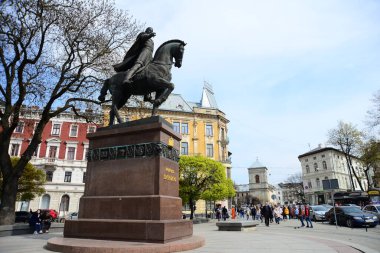 LVIV, UKRAINE - 17 Nisan 2019: Galiçya Kralı Daniel Anıtı (Danylo Halytskyi) Batı Ukrayna 'daki Lviv şehrinde - Galiçya' nın tarihi bölgesinin başkenti.