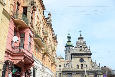 LVIV, UKRAINE - 17 Nisan 2019: Lviv 'deki Bernardine Kilisesi ve Manastırı (1600 - 1620). Lviv, Ukrayna 'nın batısında, Galiçya' nın tarihi bölgesinin başkenti. Lviv tarihi şehir merkezinde. 