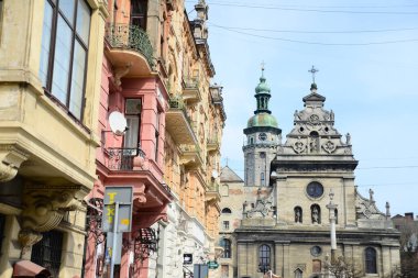 LVIV, UKRAINE - 17 Nisan 2019: Lviv 'deki Bernardine Kilisesi ve Manastırı (1600 - 1620). Lviv, Ukrayna 'nın batısında, Galiçya' nın tarihi bölgesinin başkenti. Lviv tarihi şehir merkezinde. 