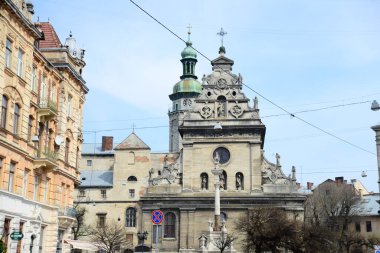 LVIV, UKRAINE - 17 Nisan 2019: Lviv 'deki Bernardine Kilisesi ve Manastırı (1600 - 1620). Lviv, Ukrayna 'nın batısında, Galiçya' nın tarihi bölgesinin başkenti. Lviv tarihi şehir merkezinde. 