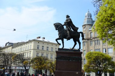 LVIV, UKRAINE - 17 Nisan 2019: Galiçya Kralı Daniel Anıtı (Danylo Halytskyi) Batı Ukrayna 'daki Lviv şehrinde - Galiçya' nın tarihi bölgesinin başkenti.
