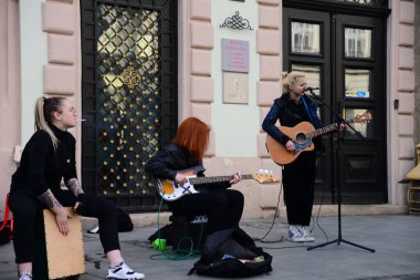 LVIV, UKRAINE - 17 Nisan 2019: Merkezde sokak müzisyenlerinin performansı. Lviv tarihi şehir merkezi UNESCO Dünya Mirasları Listesinde yer alıyor