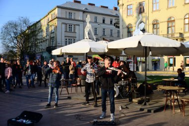 LVIV, UKRAINE - 17 Nisan 2019: Merkezde sokak müzisyenlerinin performansı. Lviv tarihi şehir merkezi UNESCO Dünya Mirasları Listesinde yer alıyor