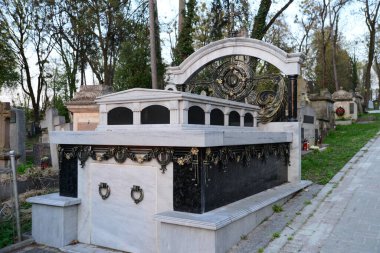 LVIV, UKRAINE - 17 Nisan 2019: Ukrayna dilinde Lychakiv adı verilen eşsiz mezarlar ve mezarlık üzerindeki heykeller (ünlü ve tarihi)