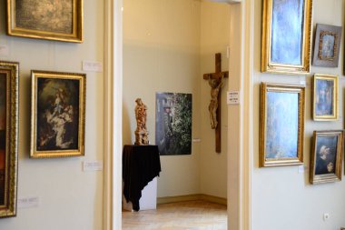 LVIV, UKRAINE - 17 Nisan 2019: 18 Haziran 2017 'de Lviv, Ukrayna' da Potocki Sarayı 'nın iç cephesi. 2000 'lerde Ukrayna Başkanı sarayı konutlarından biri olarak tahsis etti.