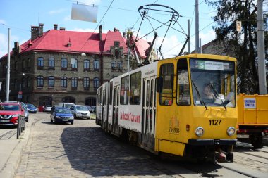 LVIV, UKRAINE - 17 Nisan 2019: Lviv 'deki Rynok Meydanı' nda tramvay