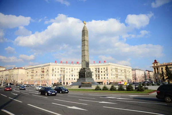 Minsk Belarus April 2019 Overwinningsplein Met Een Gedenkteken Ter Ere — Stockfoto
