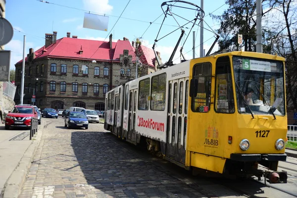 LVIV, UKRAINE - 17 Nisan 2019: Lviv 'deki Rynok Meydanı' nda tramvay