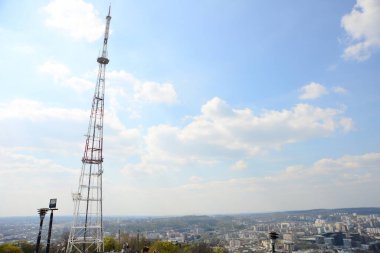 LVIV, UKRAINE - 17 Nisan 2019: Lviv, Ukrayna 'daki Yüksek Kale' deki Televizyon Kulesi