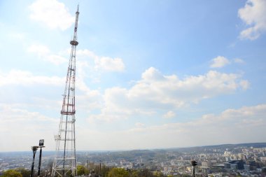 LVIV, UKRAINE - 17 Nisan 2019: Lviv, Ukrayna 'daki Yüksek Kale' deki Televizyon Kulesi