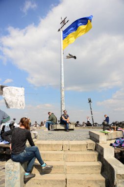LVIV, UKRAINE - 17 Nisan 2019: Ukrayna 'nın Ukrayna' nın başkenti High Castle Hill 'in tepesinde güneşli yaz gününde turistler. Lviv şehri Yüksek Castle Tepesi 'nden görüldü
