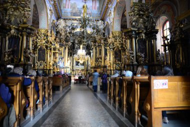 LVIV, UKRAINE - 17 Nisan 2019: Bernardine Kilisesi iç mimarisi. Kilisenin içi 18. yüzyılın sayısız sunaklarıyla süslenmiş ve duvarları aynı tarihten kalma orijinal freskler taşıyor. 