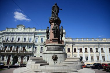 ODESSA, UKRAINE - 20 Nisan 2019: Catherine II Anıtı ve şehrin kurucuları, güneşli bir günde otantik mimarisi ile şehrin en tanınan merkezi bölgesi