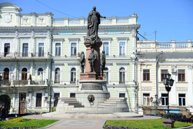 ODESSA, UKRAINE - 20 Nisan 2019: Catherine II Anıtı ve şehrin kurucuları, güneşli bir günde otantik mimarisi ile şehrin en tanınan merkezi bölgesi