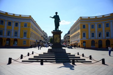 ODESSA, UKRAINE - 20 Nisan 2019: Ukrayna 'nın Odessa kentindeki Primorsky Bulvarı' ndaki Duc de Richelieu Anıtı.